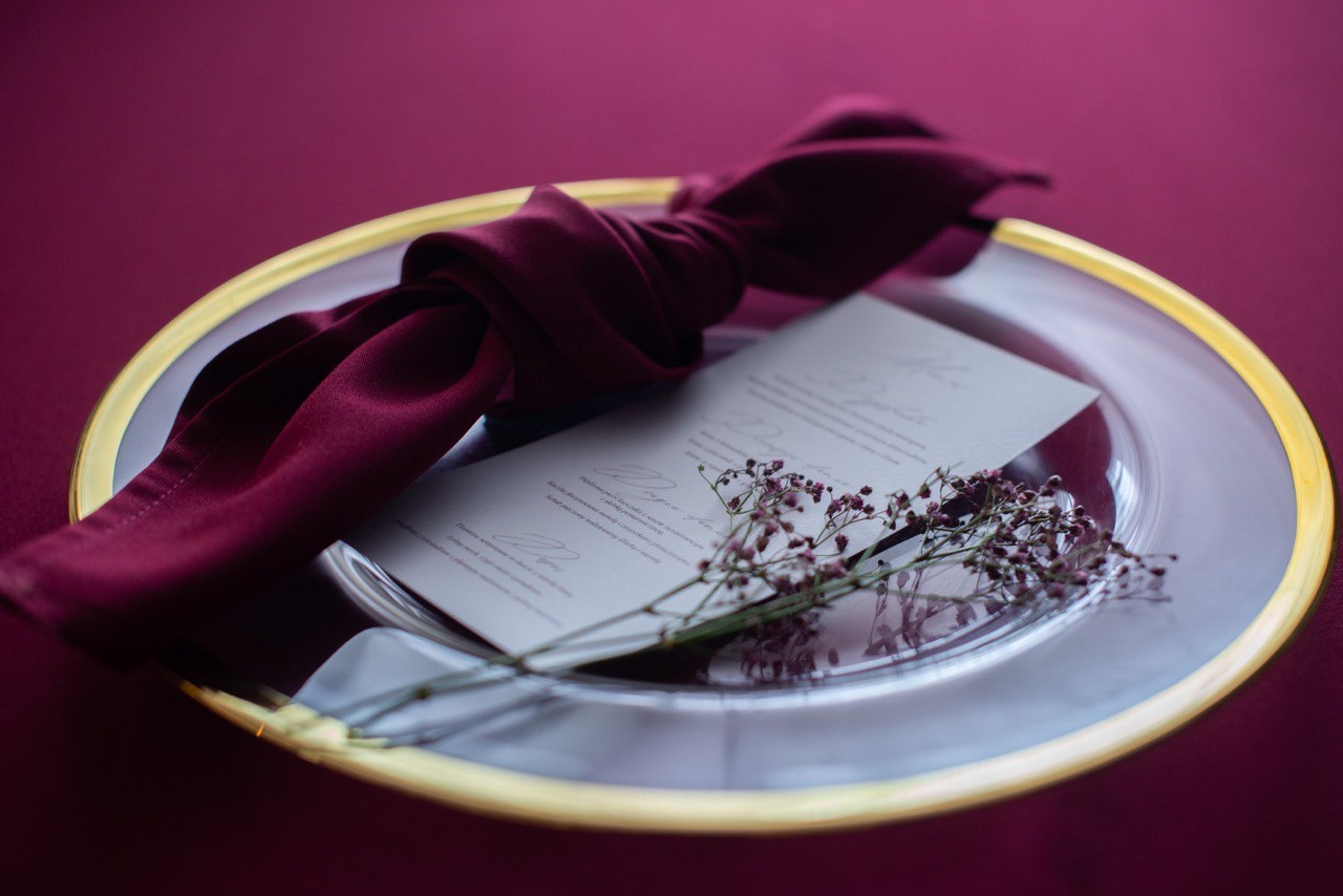 Podtalerz szklany ze złotą lamówką